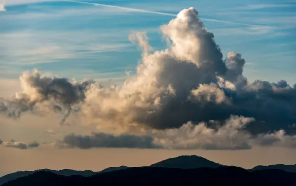Silhueta Picos Montanha Com Nevoeiro Nuvens Dramáticas Pôr Sol Colorido — Fotografia de Stock