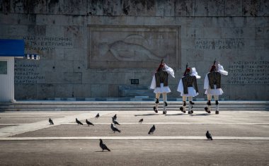 Atina, Yunanistan, 22 Eylül 2019: Yunanistan parlamentosu binası önündeki Meçhul askerin mezarına yürüyen Evzone 'ler