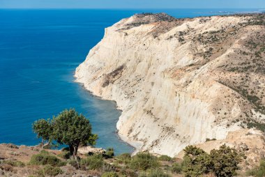 Rocky kıyı şeridi okyanus suyu. Beyaz kayalıklar ve çakıl taşı plajı. Cape Kıbrıs Rum Kesimi