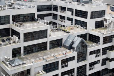 Modern beyaz ofis gökdelen binası. Çatı bahçesi üstte. Emlak.