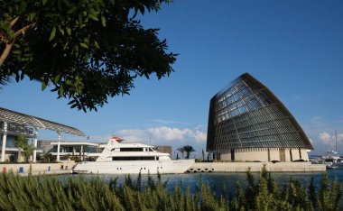 Ayia Napa, Kıbrıs, Ekim 12023: Modern mimari binaları yapım aşamasında olan Ayia napa marinası. Metin için mavi gökyüzü kopyalama alanı