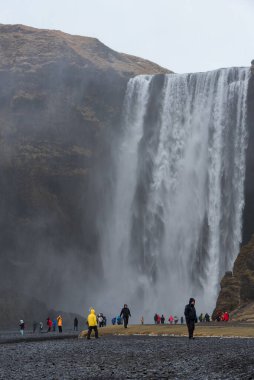 Skogafoos Şelalesi, İzlanda, 24 Mart 2016. İzlanda 'daki Skogafoss Şelalesi' nde turistler. İzlanda şelaleleri
