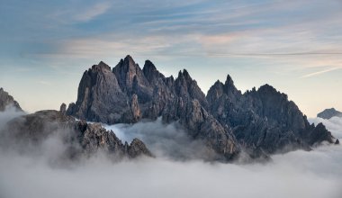 Sis dolu dağ manzarası, gün batımında Dolomitler İtalya 'nın Güney Tyrol bölgesindeki Tre Cime yürüyüş alanında..