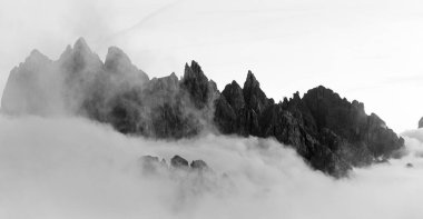 Sis dolu dağ manzarası, gün batımında Dolomitler İtalya 'nın Güney Tyrol bölgesindeki Tre Cime yürüyüş alanında..