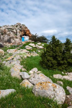 Hristiyan Ortodoks kilisesi buzlu. Mavi bulutlu gökyüzü. Ayioi Saranta Protaras Kıbrıs