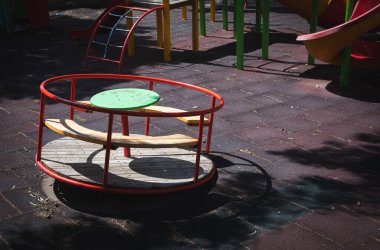 Parktaki boş bir oyun parkındaki oyuncaklar.