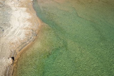 Terk edilmiş bir bakır madeninin zehirli gölünün insansız hava manzarası. Çevre kirliliği kavramı. Kıbrıs Troodos