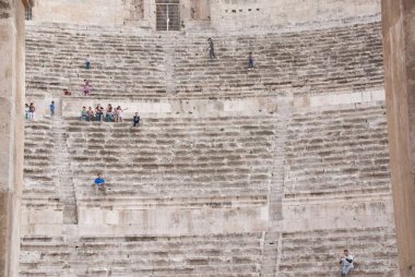 Jerash, Ürdün, 24 Ekim 2009: Ürdün 'deki tarihi Jerash kentinin antik tiyatrosunun merdivenlerinde oturan insanlar