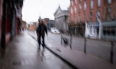 Şehirde tanınmayan biri yürüyor. Bulanık odaklı fotoğraf. İnsanlar hareket halinde. - Şehirde. İş çıkışı.