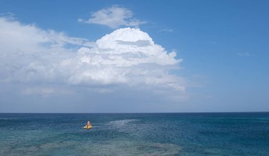 Mavi denizde su sporları yapan tanınmamış insanlar. Yaz tatilleri, aktif insanlar. Protaras siyu
