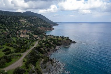 Mavi turkuaz deniz suyuyla kıyı şeridinin en üst görüntüsü. Akamas Yarımadası Kıbrıs Rum Kesimi Avrupa