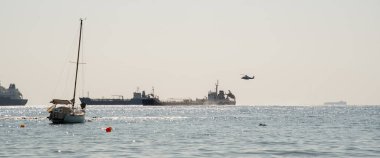 Helikopter gemiye iniyor. Okyanusta kurtarma egzersizi..