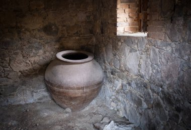 Eski Roma zeytinyağı ya da şarap seramik kavanozu. Terk edilmiş bir odada. Kıbrıs geleneksel kültürü