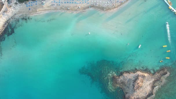 热带沙湾海滩的无人机 人们在热带旅游胜地游泳和放松 Fig Tree Bay Beach Cyprus Europe — 图库视频影像