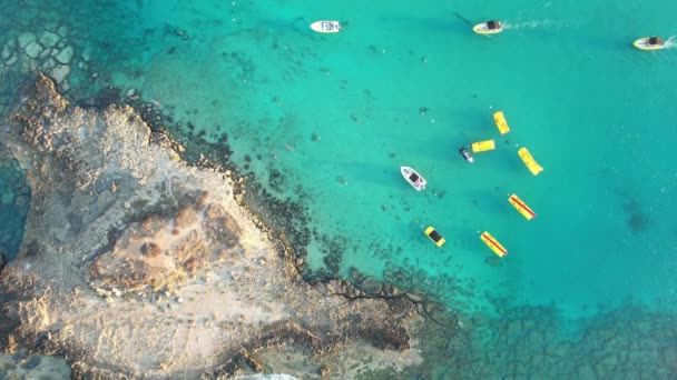 Aeronave Drones Barcos Esportivos Aquáticos Ancorados Costa Ilha Muitos Barcos — Vídeo de Stock