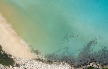 Kumsaldaki kumlu plajların insansız hava aracı antenleri. Denizde yaz tatili. Kıbrıs Rum Kesimi Avrupa 'da İncir Ağacı Koyu Protaras.