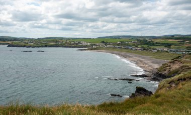 Uzun bir sahil şeridi. Bulutlu bir gün. Atlantik Okyanusu manzarası. Cork County İrlanda.