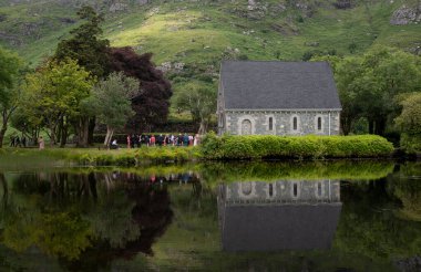 Cork, İrlanda, 15 Haziran 2022: Saint Finbarr Oratory Katolik Kilisesi 'nde düğün. Şapel. Gougane Barra Parkı Batı İrlanda Avrupa