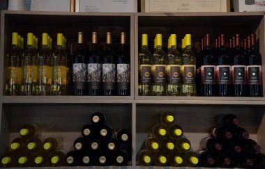 Lefkoşe, Kıbrıs, 25 Eylül 2021: Geleneksel şarap mahzeni mağazası çeşitli yerel şaraplar satıyor. Kırmızı ve beyaz şarap.