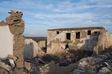 Terk edilmiş ve dışarıdaki çiftlik evi çökmüş. Geleneksel Clay mimarisi kalıntıları. Terkedilmiş Kıbrıs.