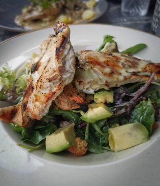 Tavuk salatası. Tavuk göğsü ve sebzeli Sezar salatası. Sağlıklı yaşam tarzı