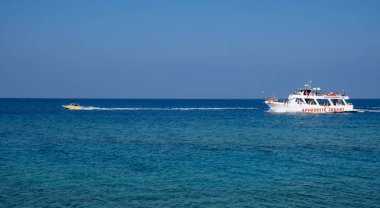 Protaras, Kıbrıs, 18 Ağustos 2023: Turist yatı, yaz tatilinin tadını çıkaran turistlerle denize açıldı. Yaz tatilleri.