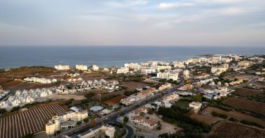 Tatil köyünün insansız hava aracı görüntüsü. Protaras şehri. Yaz tatilinde. Kıbrıs Avrupa