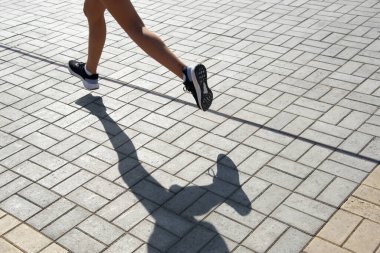 Maraton yarışında koşan biri. İnsanlar dışarıda egzersiz yapıyor. Sağlıklı yaşam tarzı.