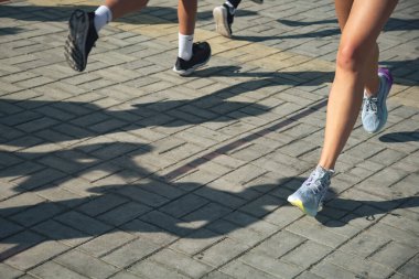 Maraton yarışında koşan biri. İnsanlar dışarıda egzersiz yapıyor. Sağlıklı yaşam tarzı.