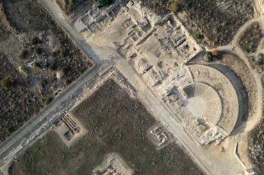 Arkeoloji parkının insansız hava aracı manzarası, antik bir yer. Nea Paphos, SİYA, Avrupa.