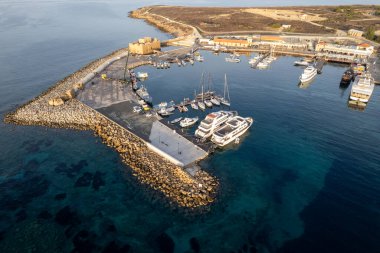 Hava aracı manzaralı yat ve balıkçı marinası. Yukarıdan drone görüntüsü. Paphos limanı ve kalesi, Kıbrıs, Avrupa