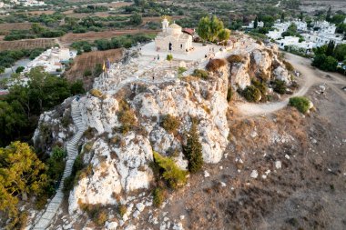Hristiyan kilise azizi Profitis Elias 'ın kayadaki insansız hava görüntüsü. Protaras bölgesi Kıbrıs.