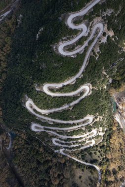 Papingo virajlı yolu Vikos Ulusal Parkı, Epirus, Yunanistan. Tehlikeli yollar.