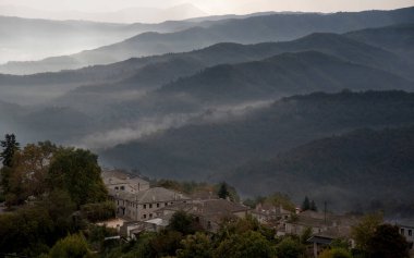 Yunanistan 'ın Ioannina bölgesindeki Epirus bölgesindeki Orta Zagori' deki geleneksel Vitsa köyü, gün doğumunda Avrupa 'nın başkenti Yunanistan' ın