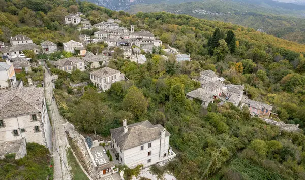 Yunanistan 'ın Ioannina bölgesindeki Orta Zagori, Epirus bölgesindeki geleneksel Dilofo köyünün insansız hava aracı manzarası