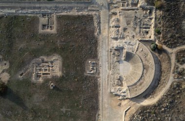 Arkeoloji parkının insansız hava aracı manzarası, antik bir yer. Nea Paphos, SİYA, Avrupa.