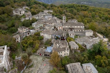 Yunanistan 'ın Ioannina bölgesindeki Orta Zagori, Epirus bölgesindeki geleneksel Dilofo köyünün insansız hava aracı manzarası