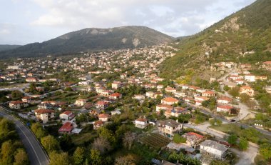Yunanistan 'ın Epirus, Ioannina bölgesindeki geleneksel Konitsa kentinin insansız hava aracı manzarası.
