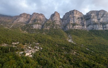 İnsansız hava aracı mikro Papingo köyü, Zagorochoria bölgesi, Epirus, Ioannina Yunanistan. Astraka kulesi, gün batımında köyün üzerindeki kayalık kayalıklar..