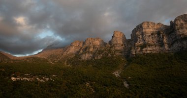 İnsansız hava aracı mikro Papingo köyü, Zagorochoria bölgesi, Epirus, Ioannina Yunanistan. Astraka kulesi, gün batımında köyün üzerindeki kayalık kayalıklar..