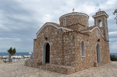 Tepedeki Rum Ortodoks Kilisesi 'ni bulutlu gökyüzüne karşı taşladı. Saint Profitis elias Protaras Kıbrıs