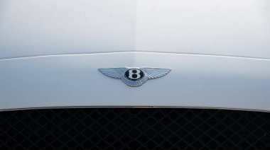 Lefkoşe Kıbrıs, 29 Ekim 2023: Klasik Bentley araba logosu. Beyaz antika aracın ön görüntüsü