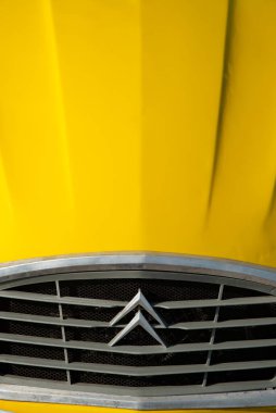 Lefkoşe Kıbrıs, 29 Ekim 2023: Sarı klasik citroen dyane minibüs önden görüş ve logo