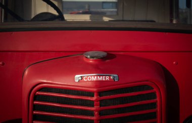 Lefkoşe Kıbrıs, 29 Eylül 2022: Kırmızı klasik Commer minibüs önden görüş ve logo