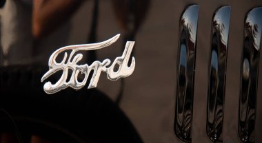 Lefkoşe Kıbrıs, 29 Eylül 2022: Siyah metal araç gövdesinde bir Ford otomobilin logosu