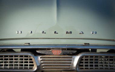 Lefkoşe Kıbrıs, 29 Eylül 2022: Klasik bir Hillman otomobilinin antika logosunun önü. Eski araba sembolleri ve logoları