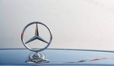 Lefkoşe Kıbrıs, 29 Ekim 2023: Klasik Mercedes araba logosu. Antika Mercedes 'in ön görüntüsü