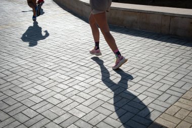 Maraton yarışında koşan biri. İnsanlar dışarıda egzersiz yapıyor. Sağlıklı yaşam tarzı.