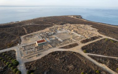 Arkeoloji parkının insansız hava aracı manzarası, antik bir yer. Nea Paphos, SİYA, Avrupa.
