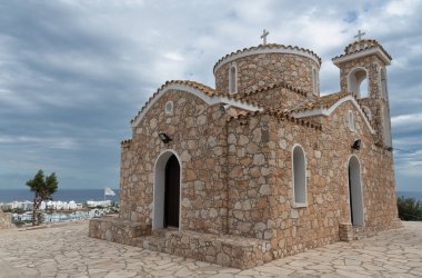 Tepedeki Rum Ortodoks Kilisesi 'ni bulutlu gökyüzüne karşı taşladı. Saint Profitis elias Protaras Kıbrıs
